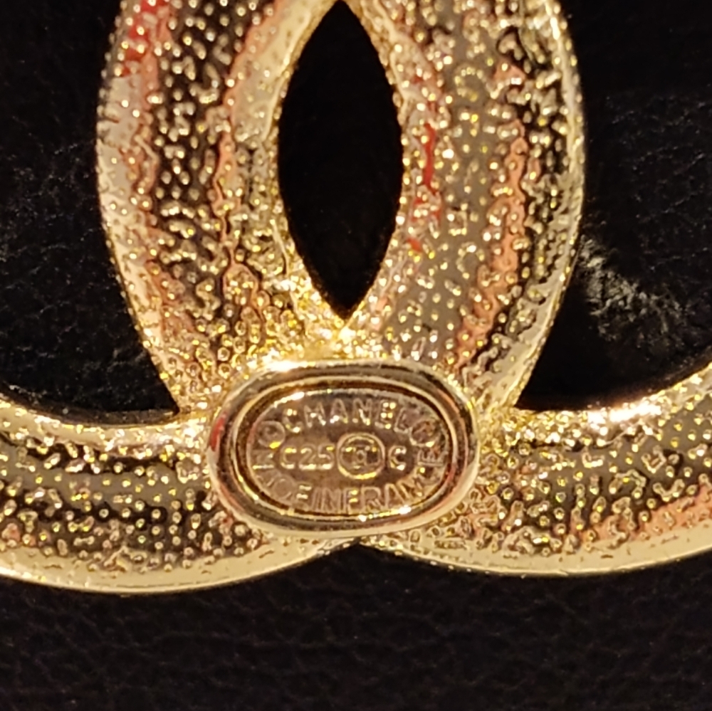 CHANEL CC 18K GOLD PLATED BLACK & WHITE CC LOGO PENDANT ON GOLD PLATED NECKLACE - Picture 10 of 13